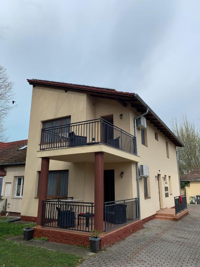 שיופוק Balaton Apartmanhaz מראה חיצוני תמונה